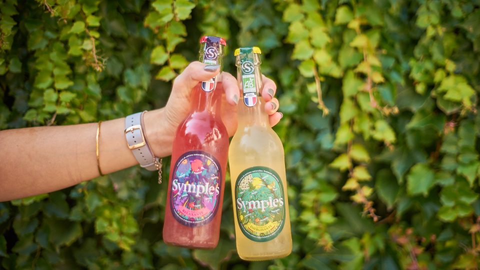 Symples, c’est l’histoire de Théo et Florent, deux étudiants en agronomie, qui ont décidé d’allier le savoir ancestral des herboristes et les fruits de nos régions françaises. Symples vous propose des potions druidiques, avec de vrais produits naturels, concoctées en France !