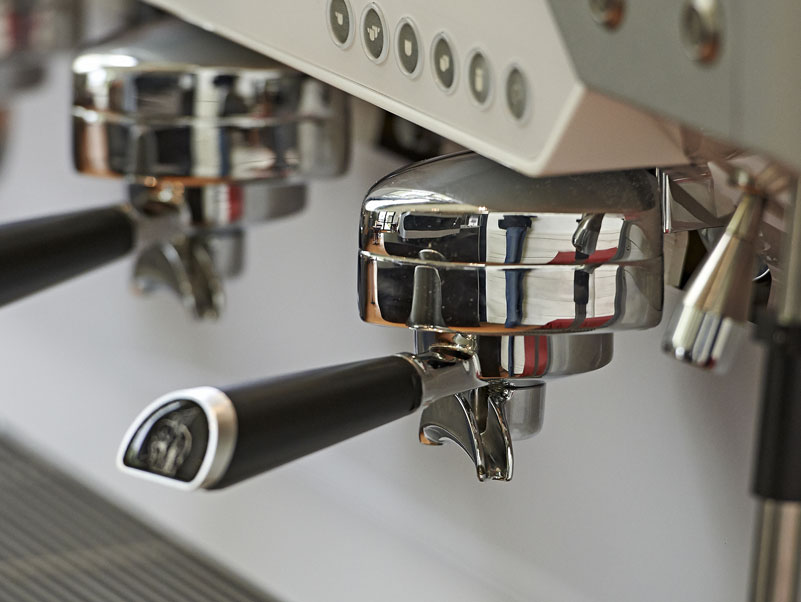 La Barissima R80 est un véritable
concentré de technologie dédiée à la qualité gustative de l’expresso.
La tradition et les quatre-vingt années d’histoire se mêlent désormais à la technologie tactile.