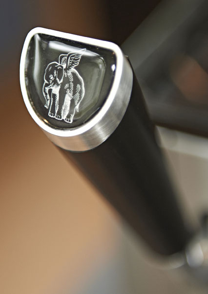 La Barissima R80 est un véritable
concentré de technologie dédiée à la qualité gustative de l’expresso.
La tradition et les quatre-vingt années d’histoire se mêlent désormais à la technologie tactile.